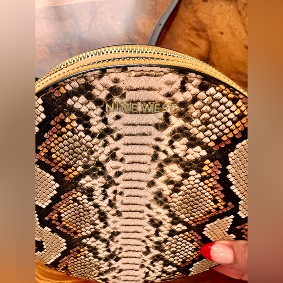 Nine West Round Crossbody Purse 
Snakeskin Browns/Cognac Multicolor
NWithoutTag - Picture 6 of 16